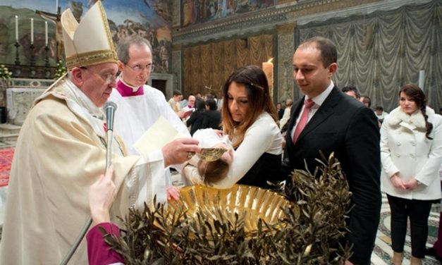 Gyerekeket keresztelt meg Ferenc pápa