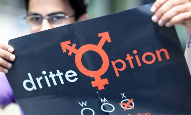 <span class="entry-title-primary">Franciaország: Nem lehet Anyának és Apának hívni a szülőket a hivatalos dokumentumokban</span> <span class="entry-subtitle">Az új hivatalos elnevezés: Szülő 1 és Szülő 2</span>