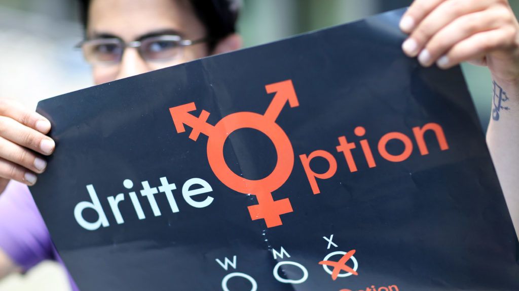 <span class="entry-title-primary">Franciaország: Nem lehet Anyának és Apának hívni a szülőket a hivatalos dokumentumokban</span> <span class="entry-subtitle">Az új hivatalos elnevezés: Szülő 1 és Szülő 2</span>