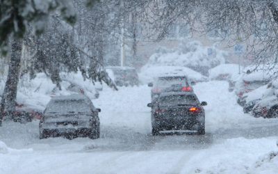 Egy város már rendkívüli állapotot hirdetett a havazás és az áramellátás akadozása miatt