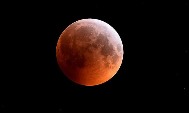 Ilyen volt a hétfő hajnali holdfogyatkozás