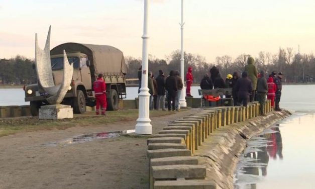 Beszakadt a Palicsi-tó jege egy jégvitorlás alatt