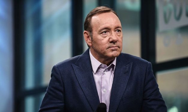 Hivatalosan is vádat emeltek Kevin Spacey ellen