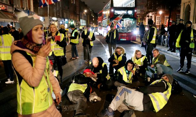 Több ezren tüntettek Londonban a brit kormány ellen