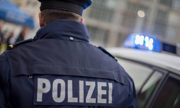 Vérengzés a Jehova Tanúja Egyház hamburgi templománál