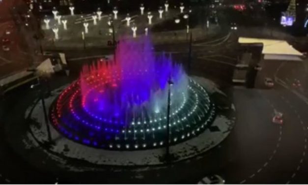 Az orosz zászló színeiben pompázik a szökőkút a Slavijan