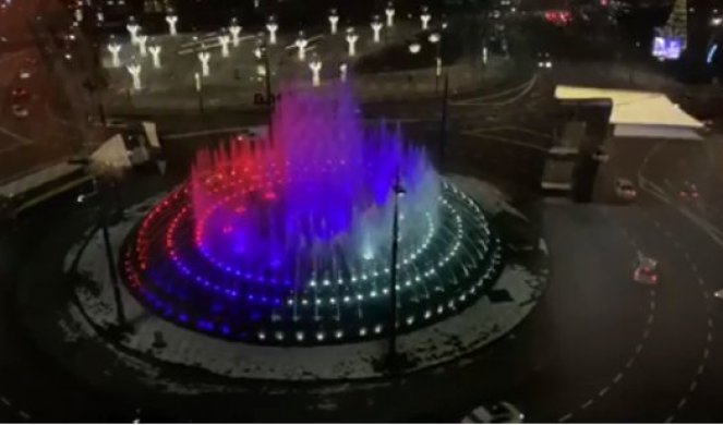 Az orosz zászló színeiben pompázik a szökőkút a Slavijan