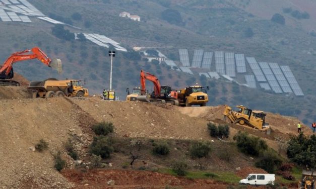 Négy méterre vannak a bányászok a kútba zuhant kisfiútól