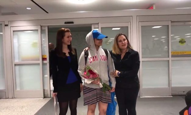 Megérkezett új hazájába a családja elől menekülő szaúdi lány