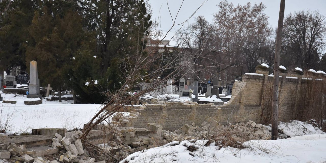 Zenta: Ledőlt a temető fala (KÉPEK)