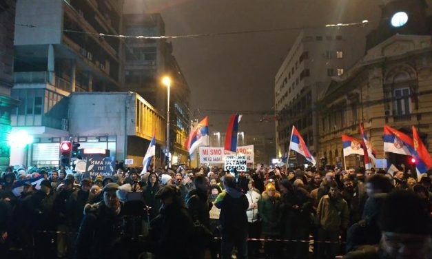 Egy az ötmillióból – Hatodik alkalommal tartanak tömegtüntetést Belgrádban (Élő videóval!)