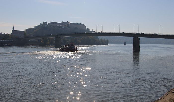 Újvidék: A Váradi-hídról ugrott a folyóba