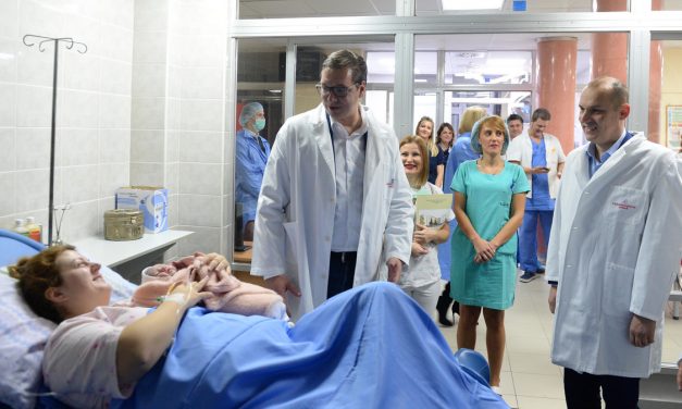 Vučić 2019 első kisbabájánál: A kislány békét hoz Szerbiának! (Videóval)