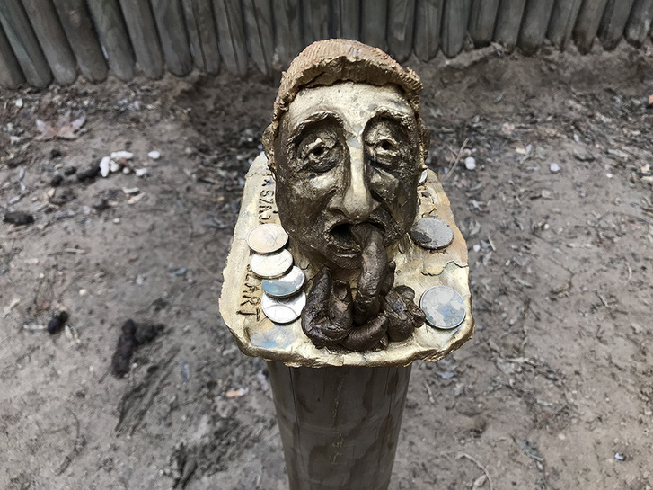 Máris eltűnt a helyéről Bayer Zsolt minap felavatott budapesti szobra