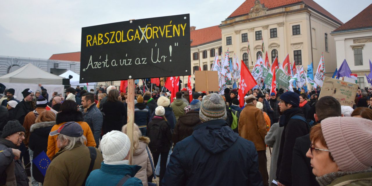<span class="entry-title-primary">Ki beszéddel, ki tüntetéssel: Egymást értékelte Orbán meg az ellenzék</span> <span class="entry-subtitle">Budapesti munkatársunk fotóriportja</span>