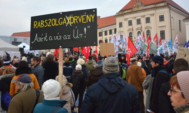 <span class="entry-title-primary">Ki beszéddel, ki tüntetéssel: Egymást értékelte Orbán meg az ellenzék</span> <span class="entry-subtitle">Budapesti munkatársunk fotóriportja</span>