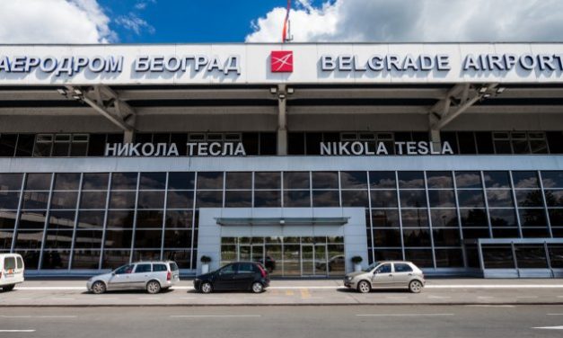 Számítógép képernyőjével dobta meg a Nikola Tesla repülőtér alkalmazottját