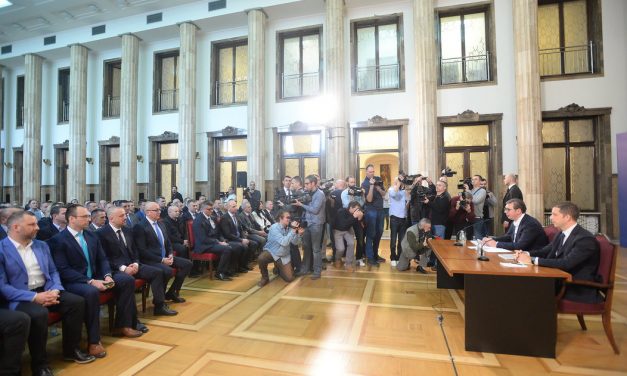 A koszovói szerbek kilépnének a koszovói intézményekből