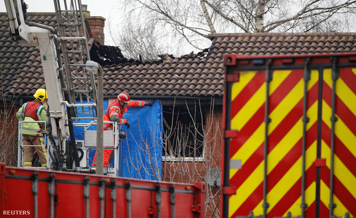 <span class="entry-title-primary">Négy kisgyerek halt meg egy angliai lakástűzben</span> <span class="entry-subtitle">A szülők az ötödik gyerekkel kiugrottak az ablakon</span>