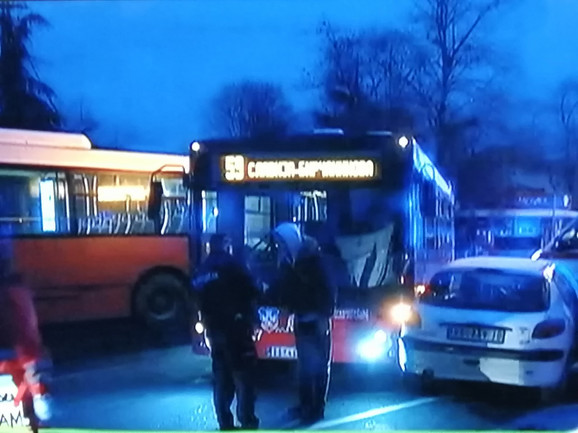 Baleset Belgrádban: Autóbusz tépte le a televíziós műsorvezető kezét
