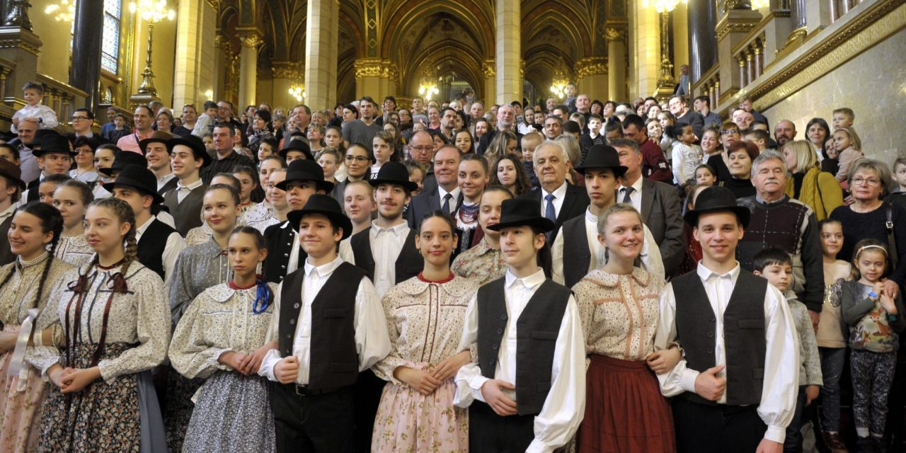 <span class="entry-title-primary">„A legmodernebb felfogás a vajdasági magyarokat jellemzi”</span> <span class="entry-subtitle">Ötszáz határon túli gyermek a budapesti Országházban – A magyar kormány 2018-at a teljes Kárpát-medencében a családok évének nyilvánította</span>