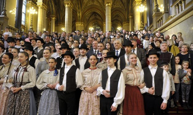 <span class="entry-title-primary">„A legmodernebb felfogás a vajdasági magyarokat jellemzi”</span> <span class="entry-subtitle">Ötszáz határon túli gyermek a budapesti Országházban – A magyar kormány 2018-at a teljes Kárpát-medencében a családok évének nyilvánította</span>