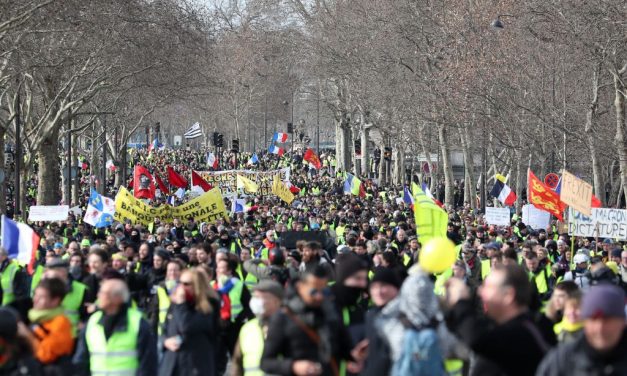 Ismét tüntettek a sárgamellényesek, egy ember súlyosan megsérült