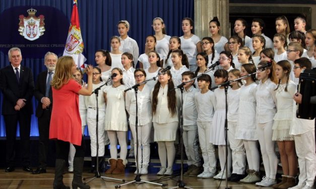 A szerb himnusz éneklése fakultatív középiskolai tananyagként