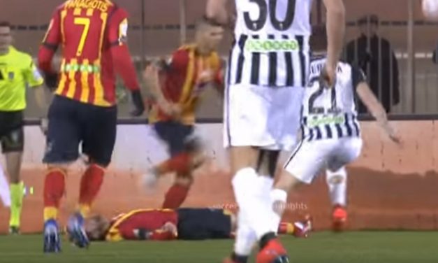 Elveszítette az eszméletét a labdarúgó, öt másodperc után félbeszakadt a mérkőzés