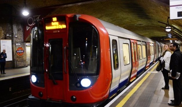 <span class="entry-title-primary">Elkapták a kukkolót</span> <span class="entry-subtitle">Súlyos pénzbüntetést kapott egy férfi, aki a londoni metróban egy nő szoknyája alá fényképezett</span>