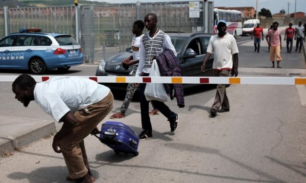 Megkezdődik a legnagyobb olasz menedékkérő-tábor bezárása