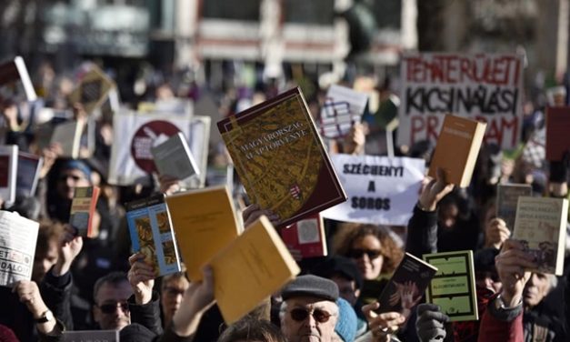 Élőlánc az MTA körül, tiltakozás a Palkovics-terv ellen