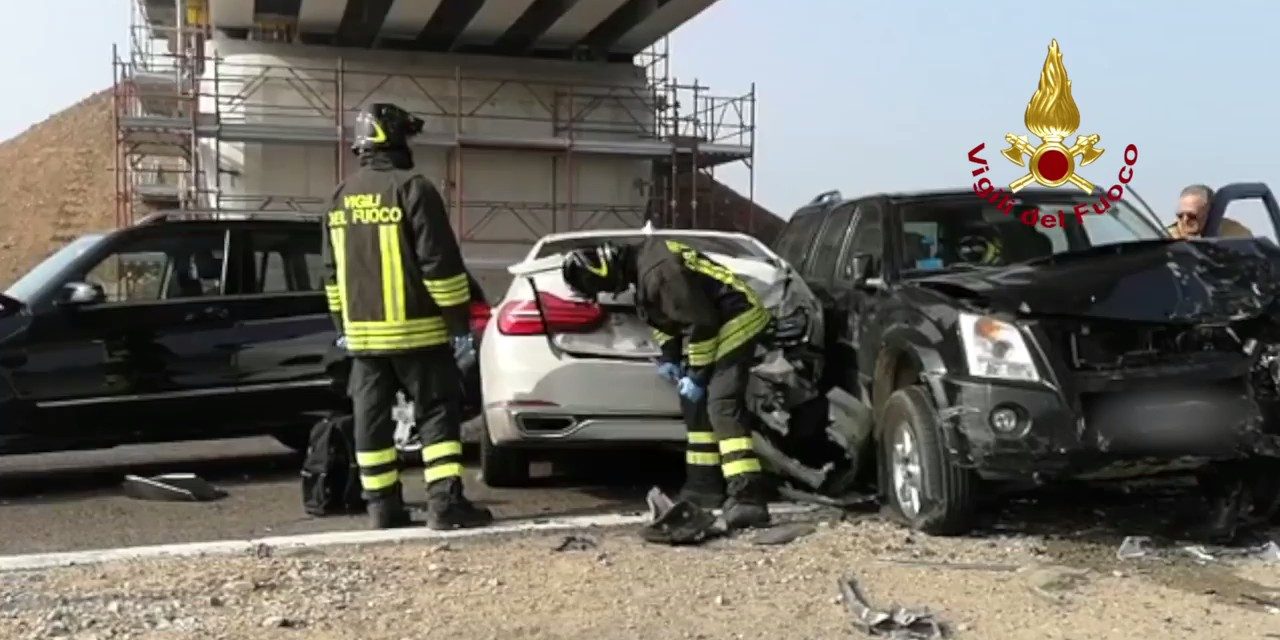 Több mint száz autó karambolozott egy olasz autópályán (Videó)