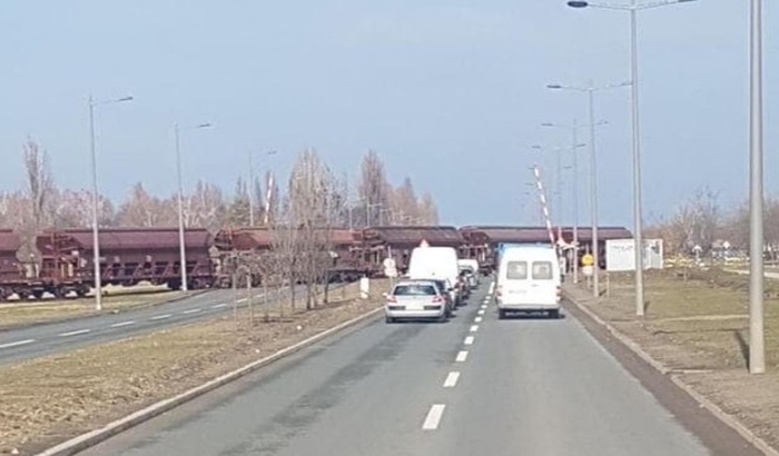 Felemelt sorompónál haladt át egy tehervonat Újvidéken, az Európa sugárúton