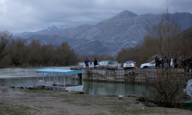 <span class="entry-title-primary">Tragédia a Skadari-tónál: Négyen meghaltak, amikor felborult egy kishajó</span> <span class="entry-subtitle">Egy várandós nő és egy 12 éves gyermek is az áldozatok között</span>