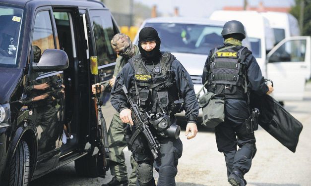 Kommandósok vitték el a bérgyilkos Dér Csaba szeretőjét Budapesten