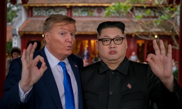 Vietnámban őrizetbe vették Donald Trump és Kim Dzsongun hasonmását