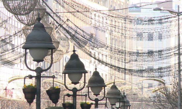 Lezuhant egy köztéri karácsonyi dísz Újvidéken