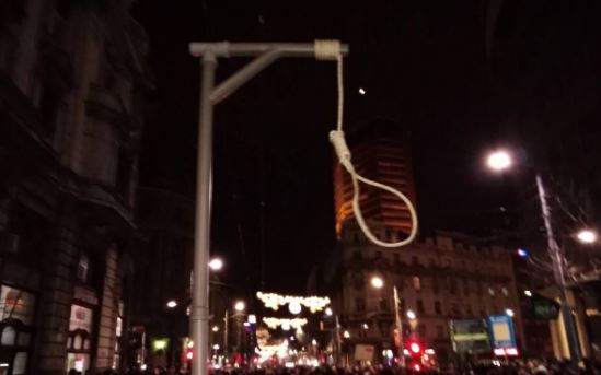 Azonosították a tüntetésen akasztófát hordozókat