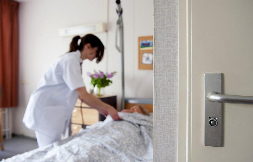 Kéthónapos lehet a betegszabadság, teljes bér a gyerekét ápoló szülőnek