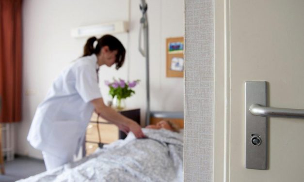 Kéthónapos lehet a betegszabadság, teljes bér a gyerekét ápoló szülőnek