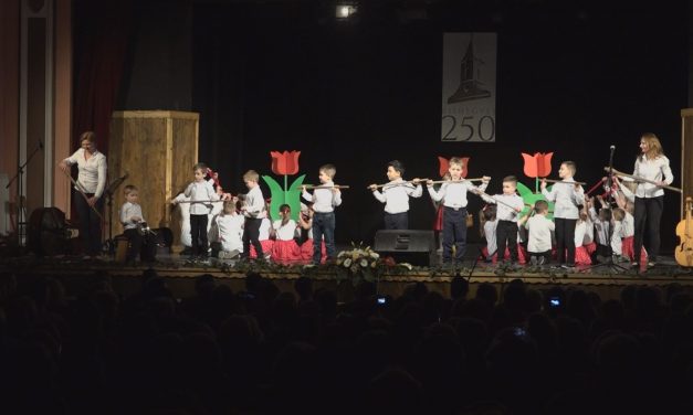 <span class="entry-title-primary">A falu újratelepítésének kétszázötvenedik évfordulóját ünnepli Kishegyes</span> <span class="entry-subtitle">Leleplezték az I. világháborúban elesett kishegyesi áldozatok emléktábláját és az ünnepi műsor keretében átadták a falu elismeréseit</span>