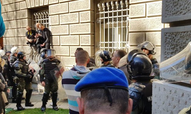 <span class="entry-title-primary">A polgárok várják, hogy Vučić szóba álljon velük (ÉLŐ VIDEÓ)</span> <span class="entry-subtitle">Az államfő eközben a belügyminiszterrel sakkozgat</span>