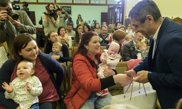 Pásztor: Vajdaságban, a szülőföldön van magyar jövő