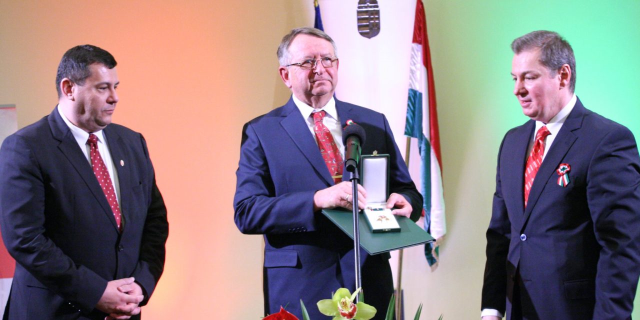 <span class="entry-title-primary">„A magyarok fogjanak össze, és szeressék hazájukat!” (Fotók)</span> <span class="entry-subtitle">A nemzeti ünnep alkalmából Kern Imrét a Magyar Érdemrend tisztikeresztjével tüntették ki</span>