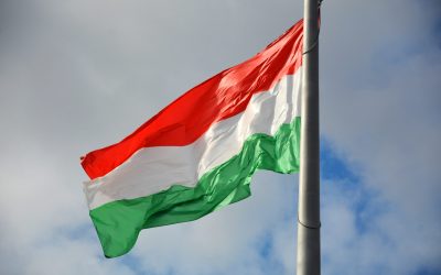 Felvonták a nemzeti lobogót az Országház előtt