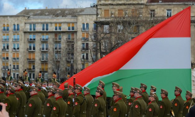 Március 15-i zászlófelvonás