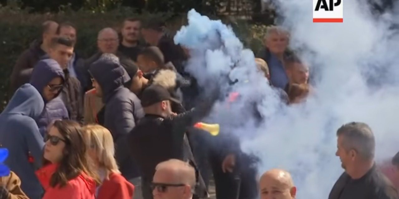 Albániában az ellenzék megpróbált behatolni a parlamentbe (Videóval)