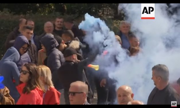 Albániában az ellenzék megpróbált behatolni a parlamentbe (Videóval)