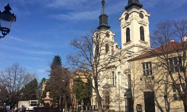 Lezuhant egy munkás a karlócai templom tetejéről